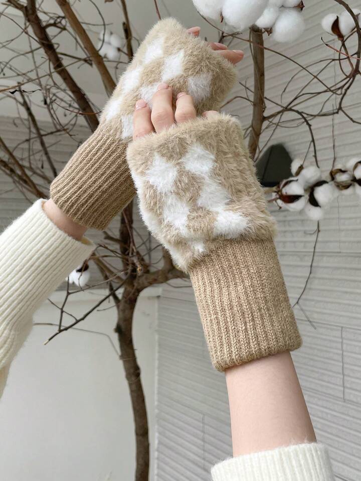 Pliušinės  pirštinės-riešinės moterims su rombais