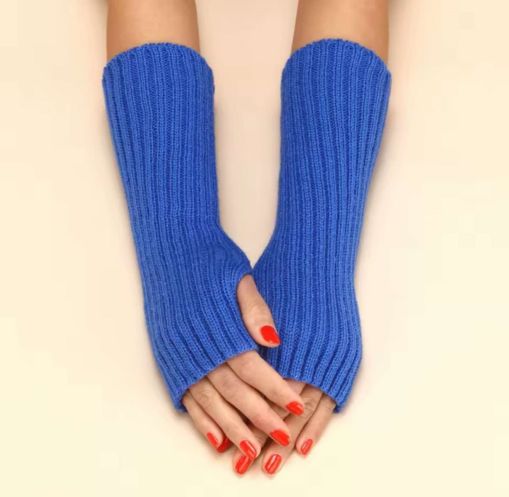 Ryškiai mėlynos, megztos riešinės su atvirais pirštais