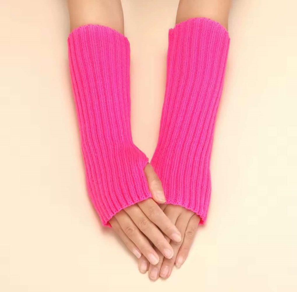 Ryškiai rožinės, megztos riešinės su atvirais pirštais